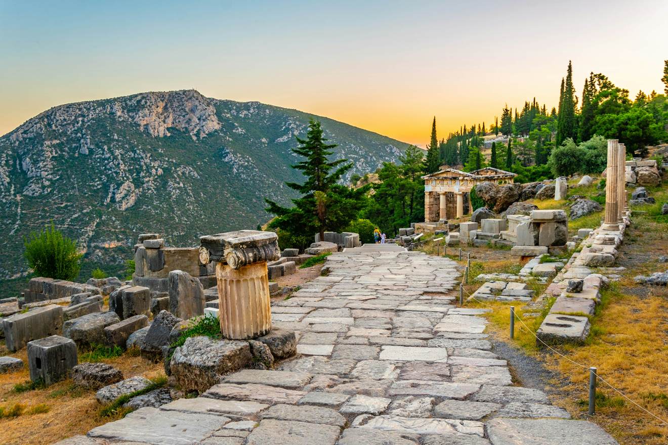 temple-of-apollo-delphi-1